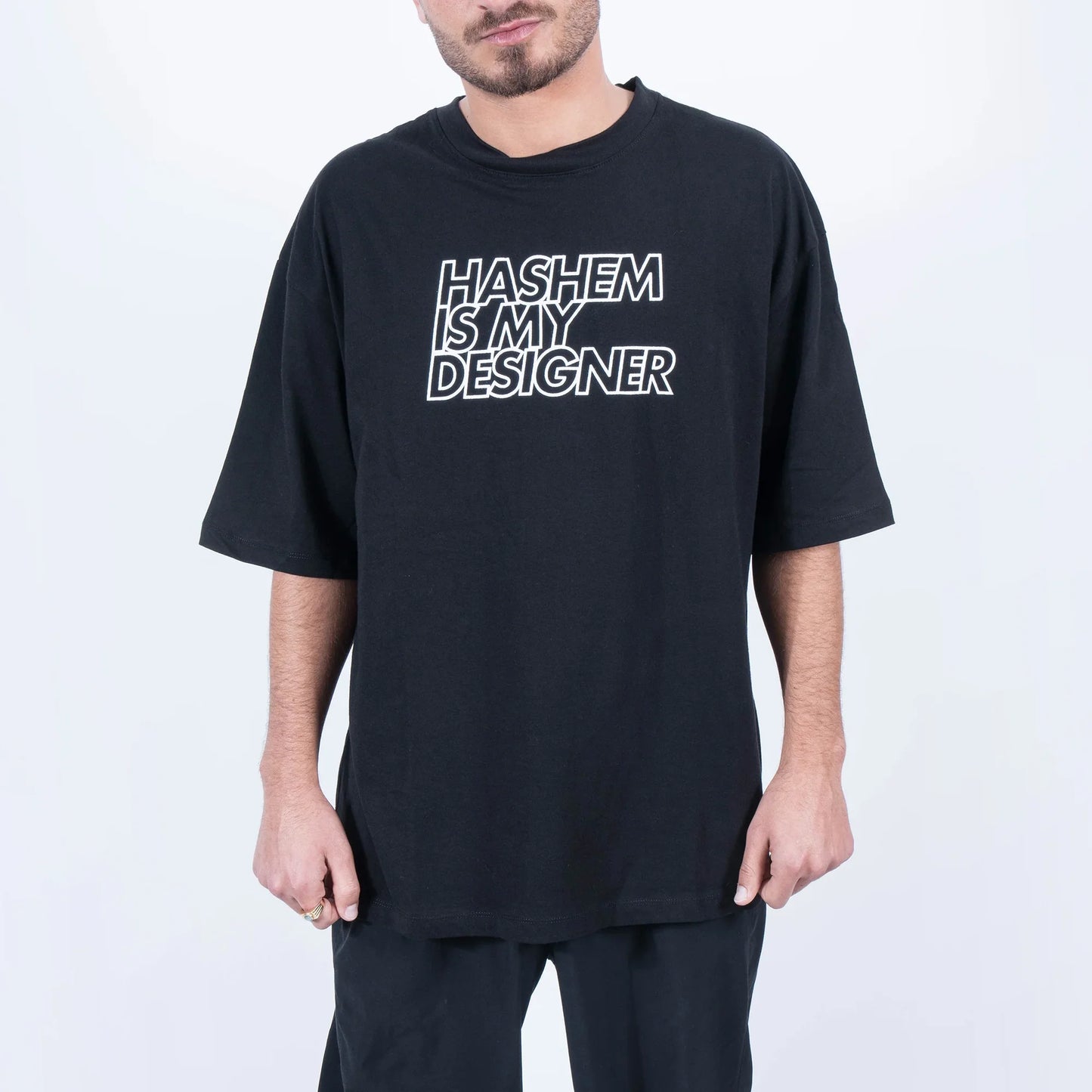 טישרט שחורה הדפס לבן "HASHEM IS MY DESIGNER" - תקריב הדפס