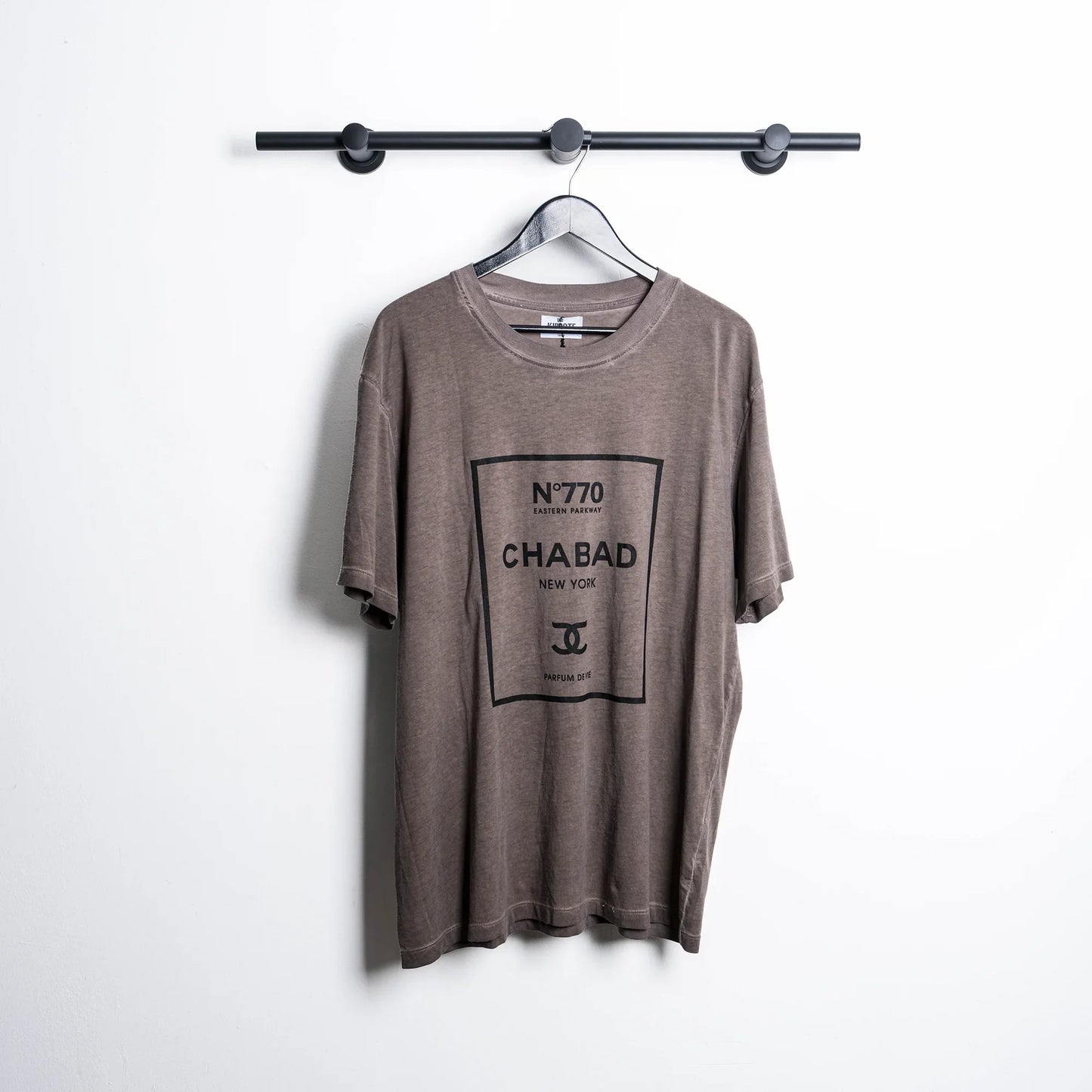 טישרט חומה הדפס "PARFUM 770" - פרונט