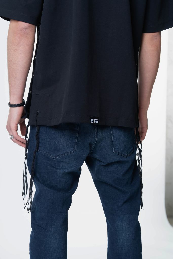 חולצת ציצית שחורה דגם PURE TEXTURE  על הדוגמן בצילומי סטודיו - תקריב גב