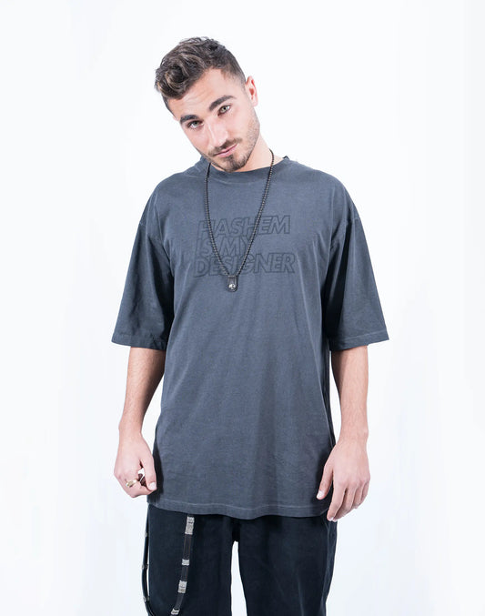 טישרט אפורה הדפס "HASHEM IS MY DESIGNER" על הדוגמן בצילומי סטודיו -  פרונט